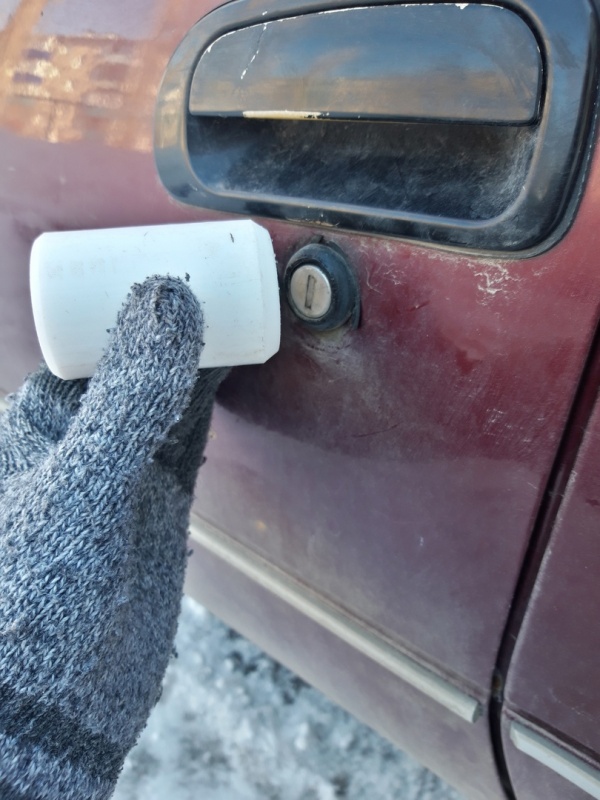 Замерзший замок автомобиля. Замерз замок багажника. Защита замка от замерзания. Замерзшая машина.